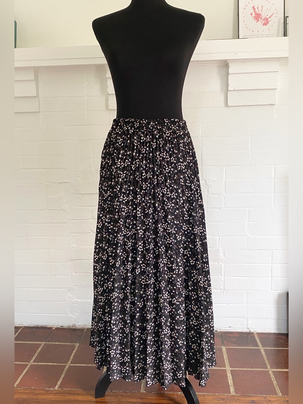 Women's Black Floral Pleated Maxi Skirt